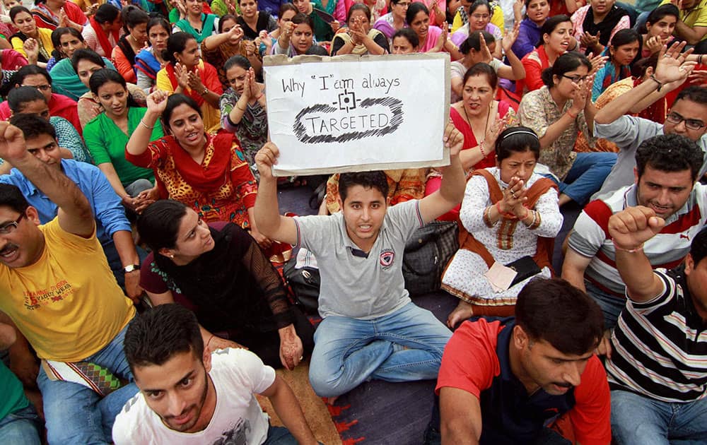 Kashmiri Pandits under the banner of All Migrant Employees Association Kashmiri Pandits under the banner of All Migrant Employees Association