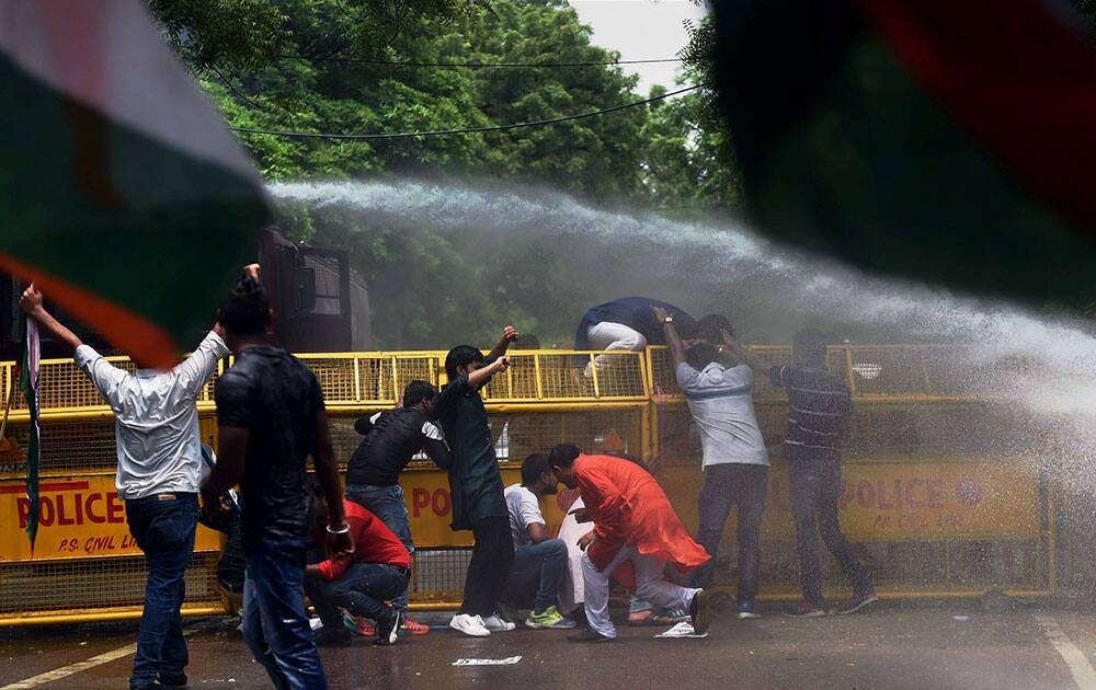 Police use water canon to disperse members of Abhiyan Delhi Police use water canon to disperse members of Abhiyan Delhi