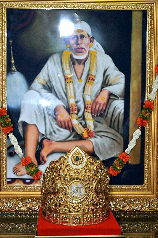 A gold crown worth Rs 23 Lakhs that was donated by a devotee to adorn the idol of Saibaba in Shirdi. A gold crown worth Rs 23 Lakhs that was donated by a devotee to adorn the idol of Saibaba in Shirdi.