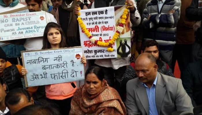 Nirbhaya case: Convicts&#039; lawyer challenges &#039;iron rod&#039; theory, announces Rs 10 lakh reward for anyone who proves it