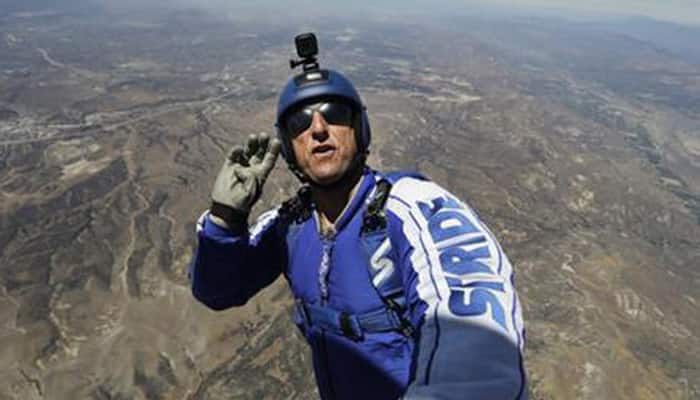 Stunning! Luke Aikins leaps from 25,000 feet, becomes first skydiver to successfully jump without parachute