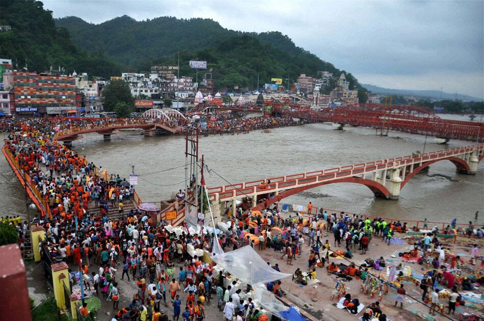 Devotees in Haridwar Devotees in Haridwar