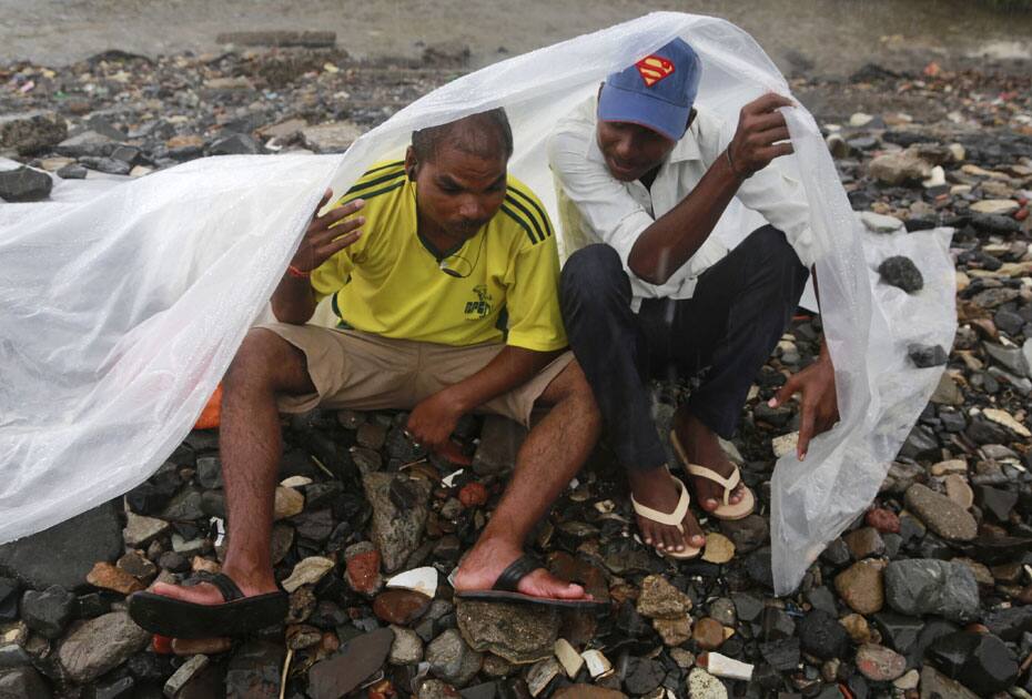 Men themselves with a plastic Men themselves with a plastic