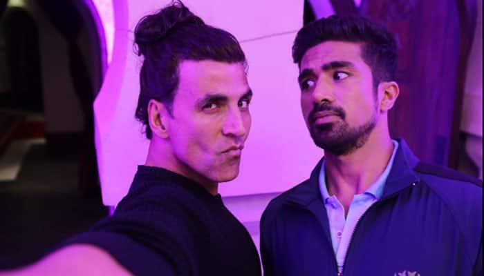 Akshay Kumar and Saqib Saleem&#039;s &#039;Dishoom&#039; selfie is the BEST one so far! Pic inside