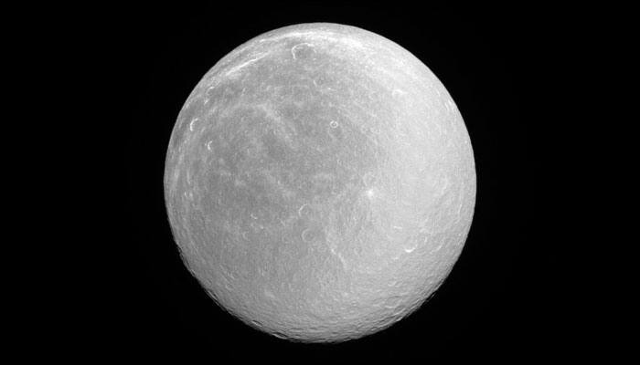 See pic: NASA&#039;s Cassini spacecraft captures a dazzling Rhea during its Saturn probe!