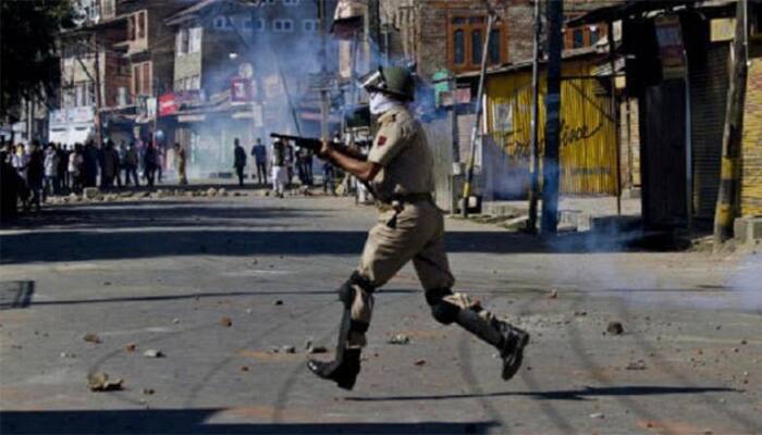 J&amp;K HC asks Centre, state govt  to respond on use of pellet guns for crowd control 