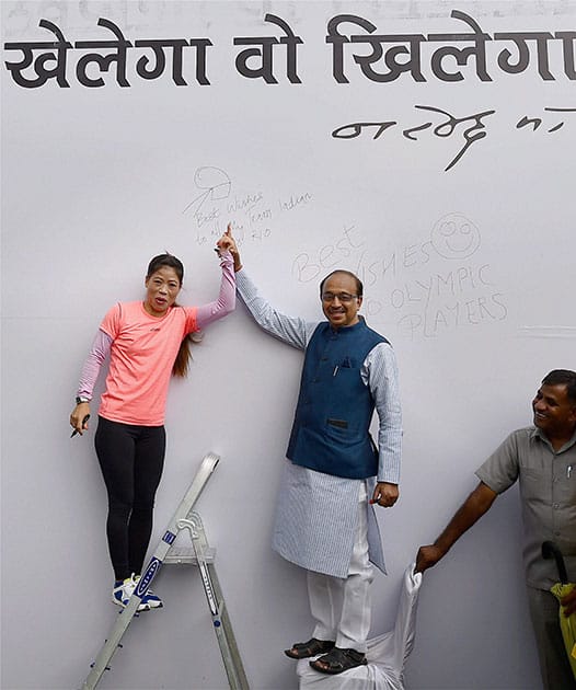 Vijay Goel and Boxer Mary Kom flash victory signs after inaugurating the ‘Wall Of Wishes’ & ‘Digital Campaign of Wishes’ for Indian Olympic contingent