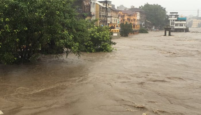 Rain triggers flood in Nashik district, one dead; police issue alert