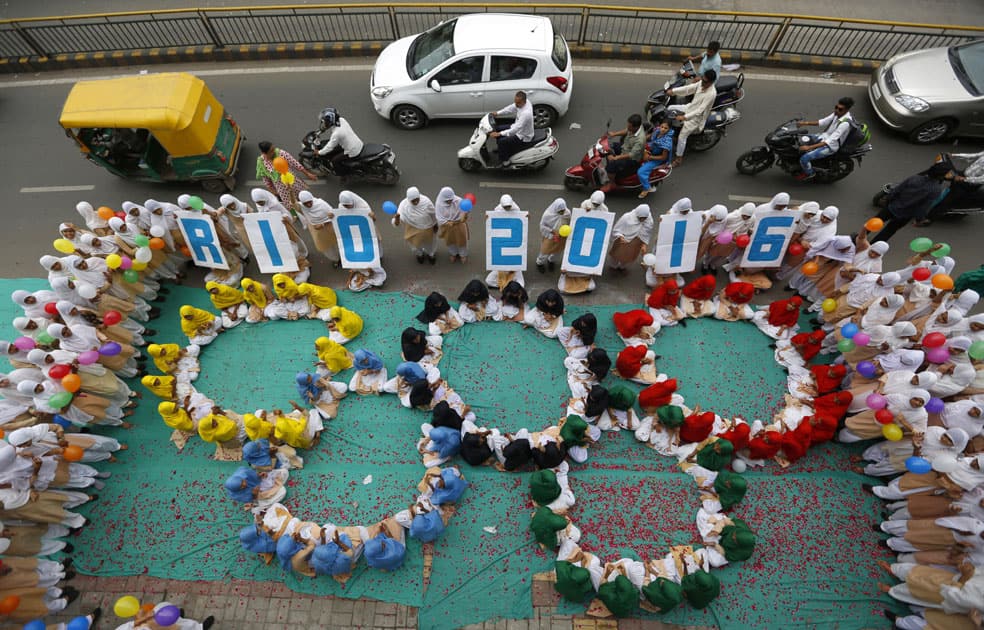 Indian school children make a formation of Olympic rings