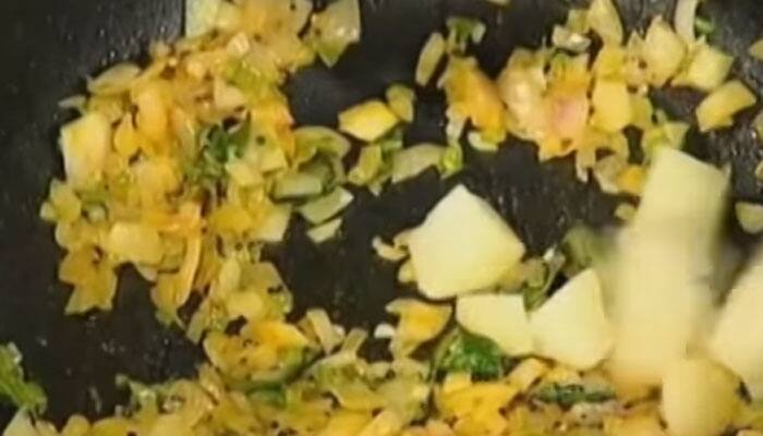 Kanda Poha recipe: Watch how chef Sanjeev Kapoor makes this yummy delicacy!