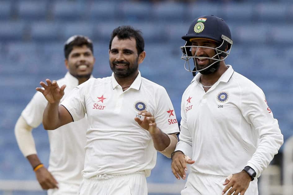 Indias bowler Mohammed Shami, left, celebrates with teammate