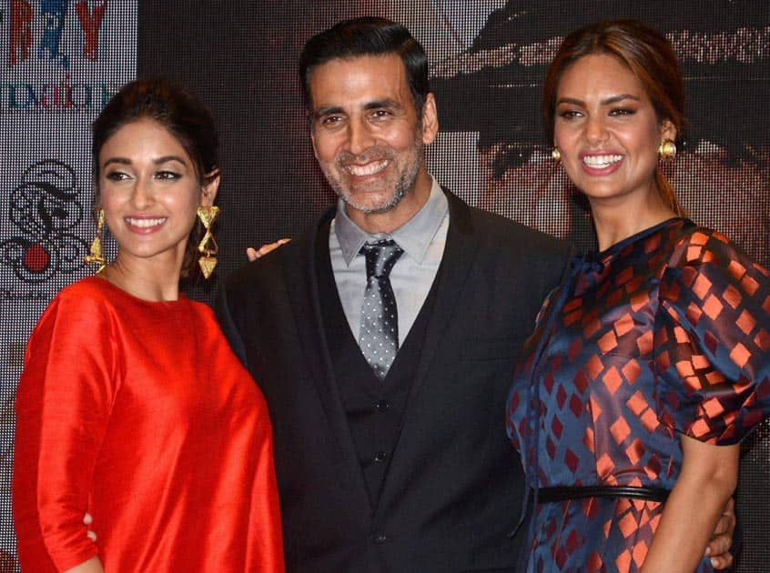 Akshay Kumar, Ileana DCruz and Esha