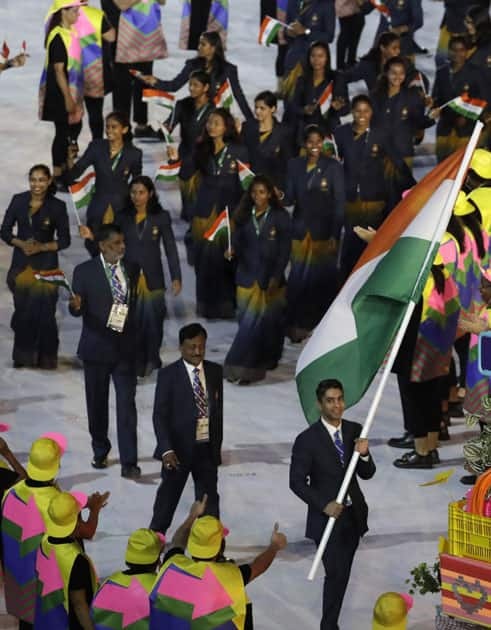 Abhinav Bindra carries the flag of India