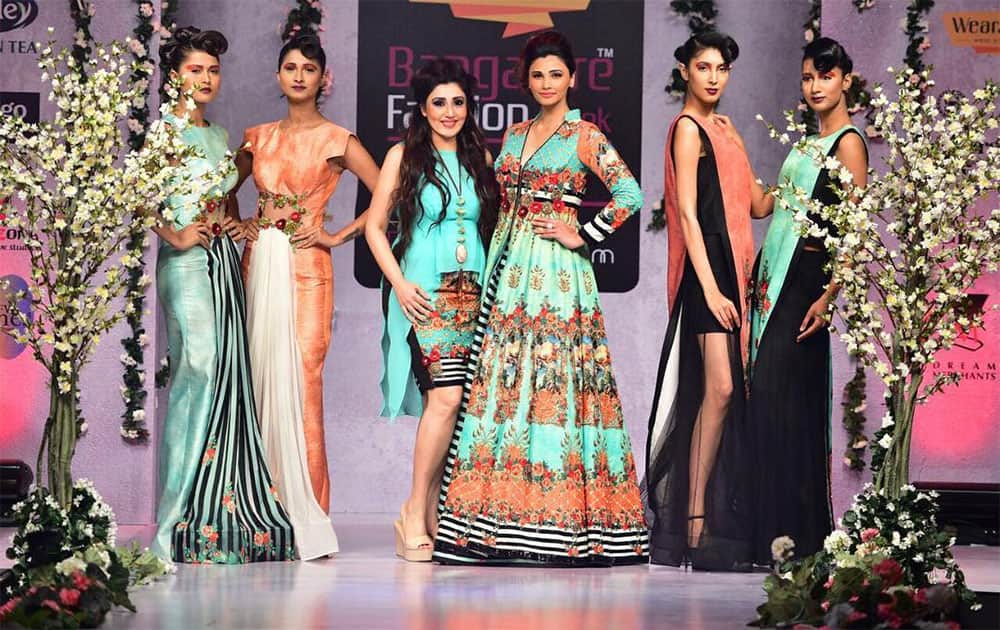 daisy shah :- Closing it with class. #bangalorefashionweek2016 daisy shah :- Closing it with class. #bangalorefashionweek2016