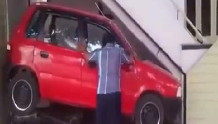 AMAZING! It happens only in India! This &#039;jugaad&#039; car parking video will blow your mind - WATCH