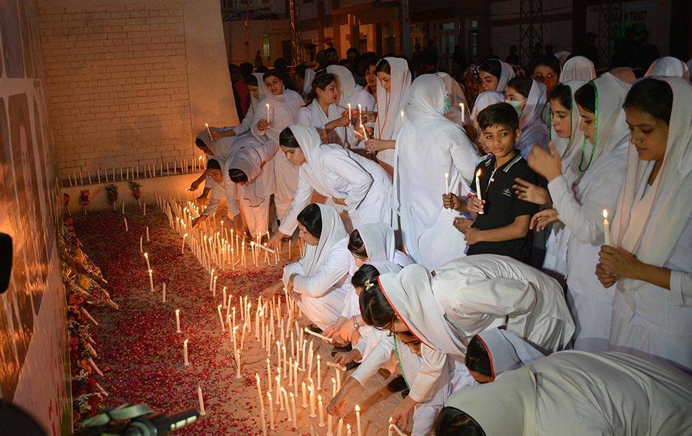 Pakistani nurses light candles