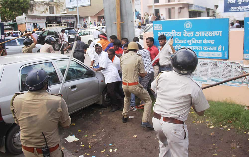 Policemen lathi charge to disperse sanitation workers near Municipal Corporation office in Hazratganj