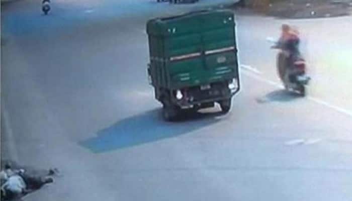 HEARTLESS DELHI: Man lay bleeding on road for 90 minutes, looted too, but no one helped - Watch
