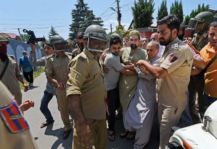 Police detain Mirwaiz Molvi Umar Farooq