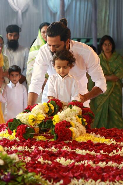 Riaan pays his respects to his Grandfather- Riteish Deshmukh