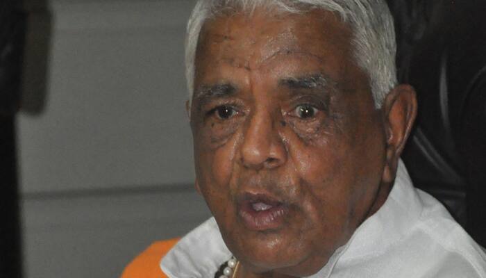 WHAT! BJP&#039;s Babulal Gaur holds Congress flag during Independence Day event