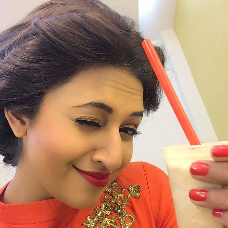 divyanka tripathi :- dahiyaBored till I drop! First Scene in a coffee shop!