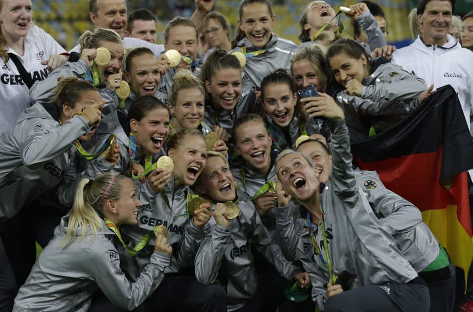 Germanys players pose for a selfie Germanys players pose for a selfie