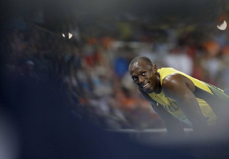 Usain Bolt wins a men's 200-meter semifinal