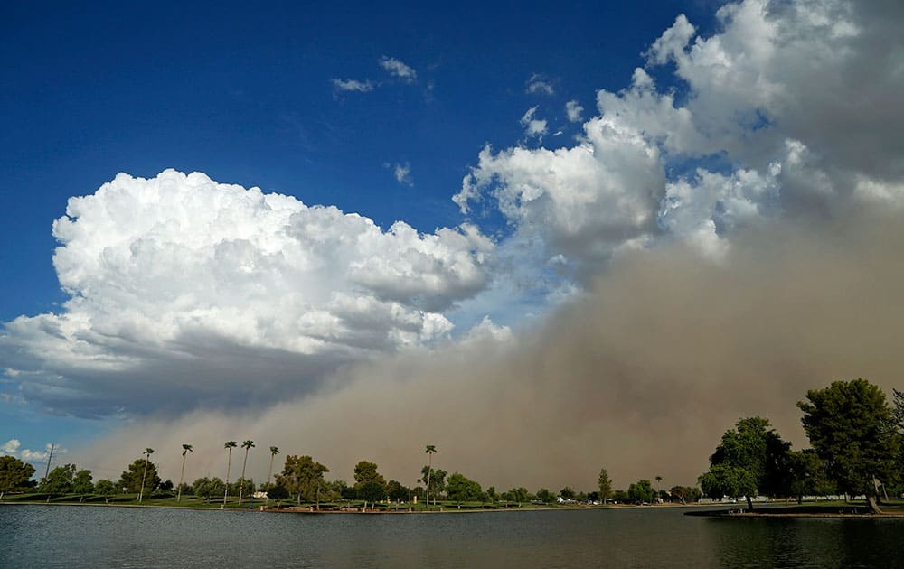 A large dust storm rolls through the Phoenix metro