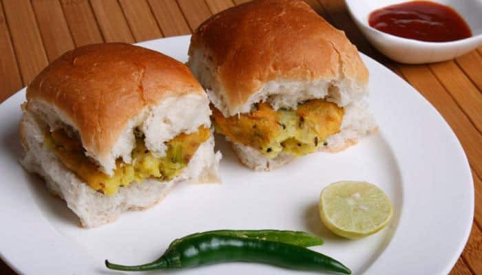 Mouth-watering! World&#039;s &#039;longest&#039; Vada Pao made in Gurgaon​