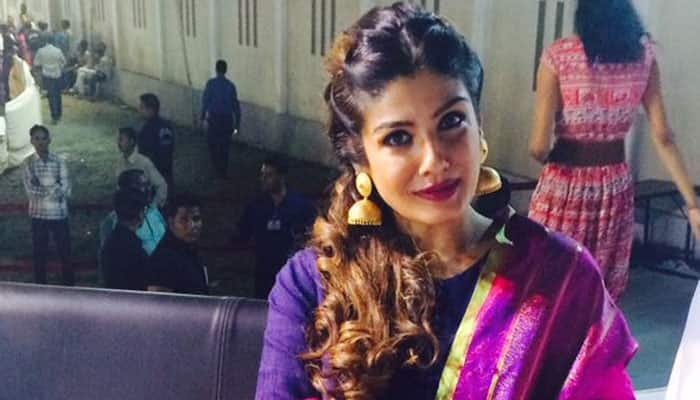 Raveena Tandon &#039;honoured&#039; to receive award from Dharmendra