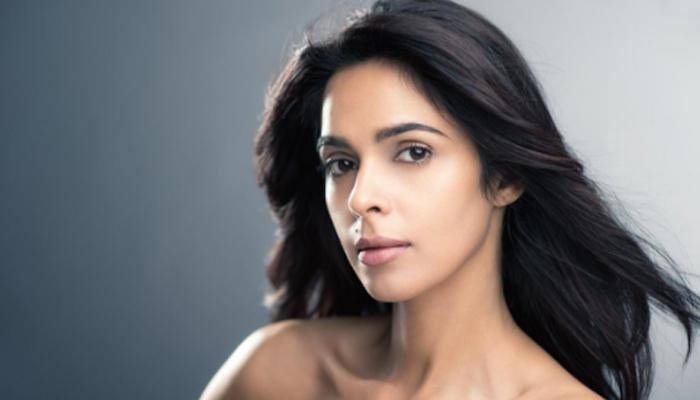 Sizzling Mallika Sherawat does head-stand like a pro!- WATCH