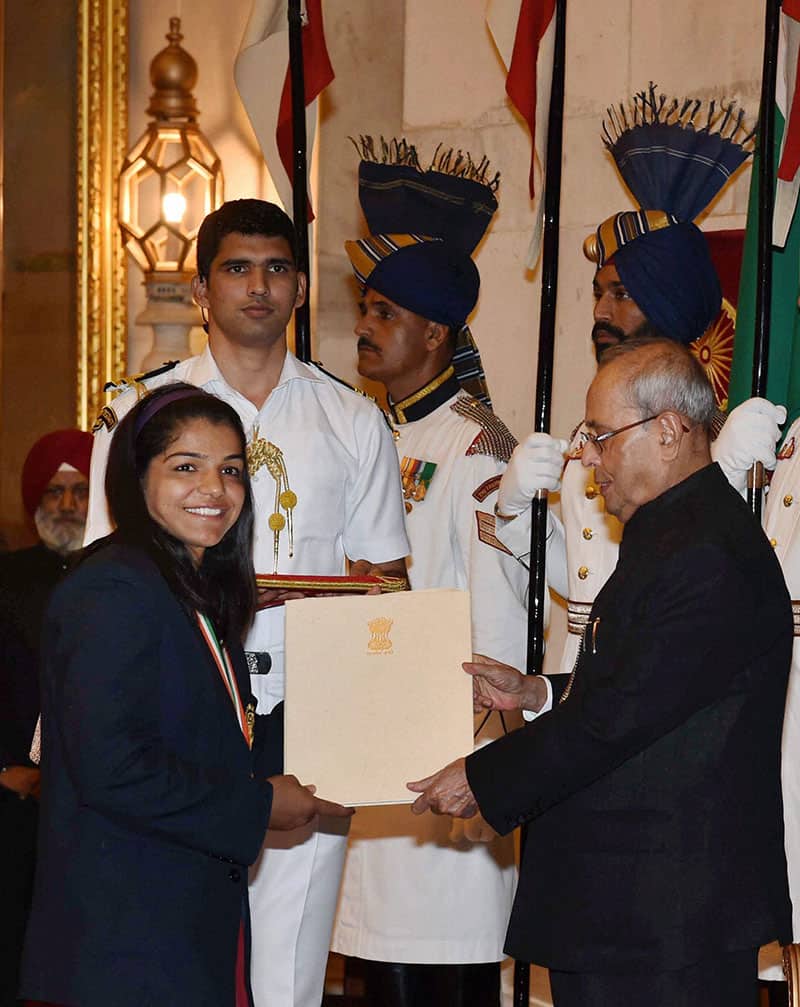 President Pranab Mukherjee presents Rajiv Gandhi Khel Ratna award to wrestler Sakshi Malik