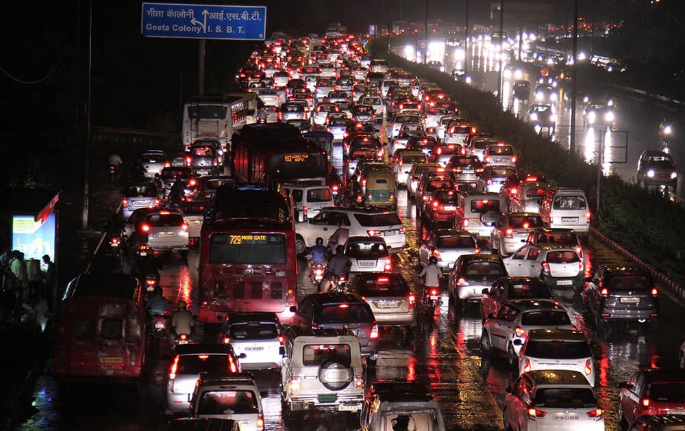 A huge traffic jam at ring road towards ISBT after lash of heavy rain in New Delhi A huge traffic jam at ring road towards ISBT after lash of heavy rain in New Delhi