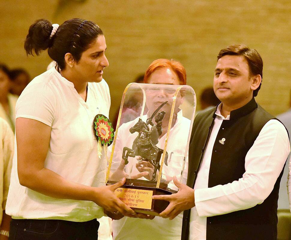 UP CM Akhilesh Yadav honouring Seema Puniya with Rani Laxmi Bai Award UP CM Akhilesh Yadav honouring Seema Puniya with Rani Laxmi Bai Award