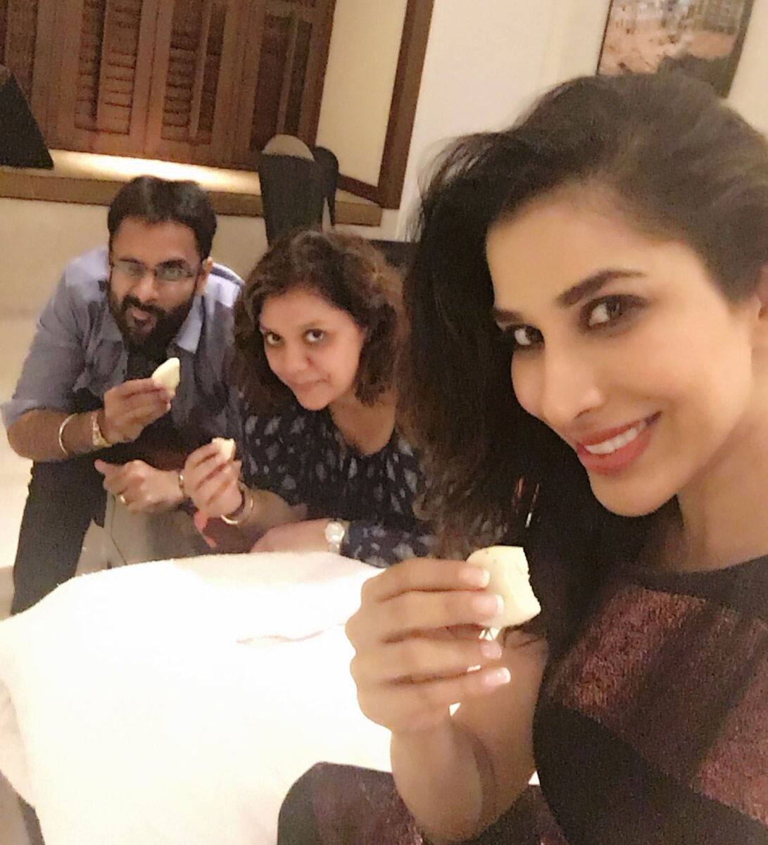 #Kolkata aayein aur sondesh na khaayein?! Not poss Right @divyachablani15 @VarunG07 ?! #SajanMainNachungi - Twitter@Sophie_Choudry #Kolkata aayein aur sondesh na khaayein?! Not poss Right @divyachablani15 @VarunG07 ?! #SajanMainNachungi - Twitter@Sophie_Choudry