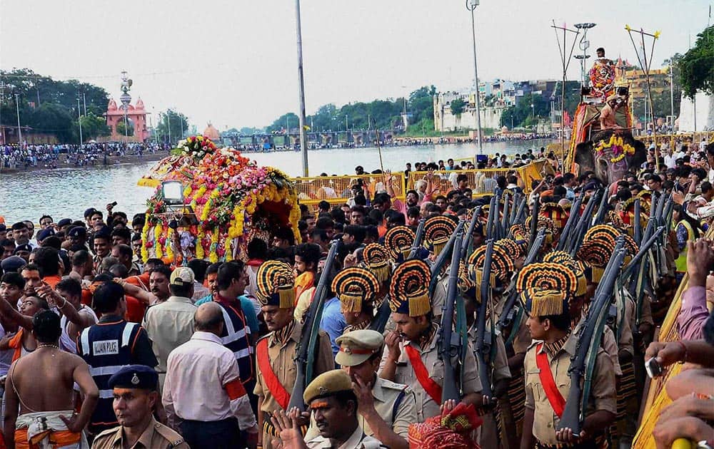 Devotees participating in the royal procession of Lord Mahakal Devotees participating in the royal procession of Lord Mahakal