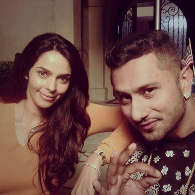 Chilling with #yoyohoneysingh @yyhsofficial , he's a cool dude #throwbackthursday #losangeles - Instagram@mallikasherawat Chilling with #yoyohoneysingh @yyhsofficial , he's a cool dude #throwbackthursday #losangeles - Instagram@mallikasherawat