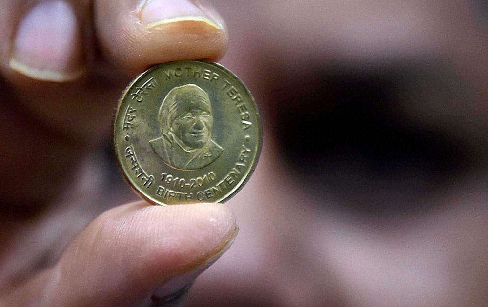 Modern Philatelist Alok Kumar Goyal exhibits a coin on Mother Terasa after its release by India Post (West Bengal Circle) in Kolkata Modern Philatelist Alok Kumar Goyal exhibits a coin on Mother Terasa after its release by India Post (West Bengal Circle) in Kolkata