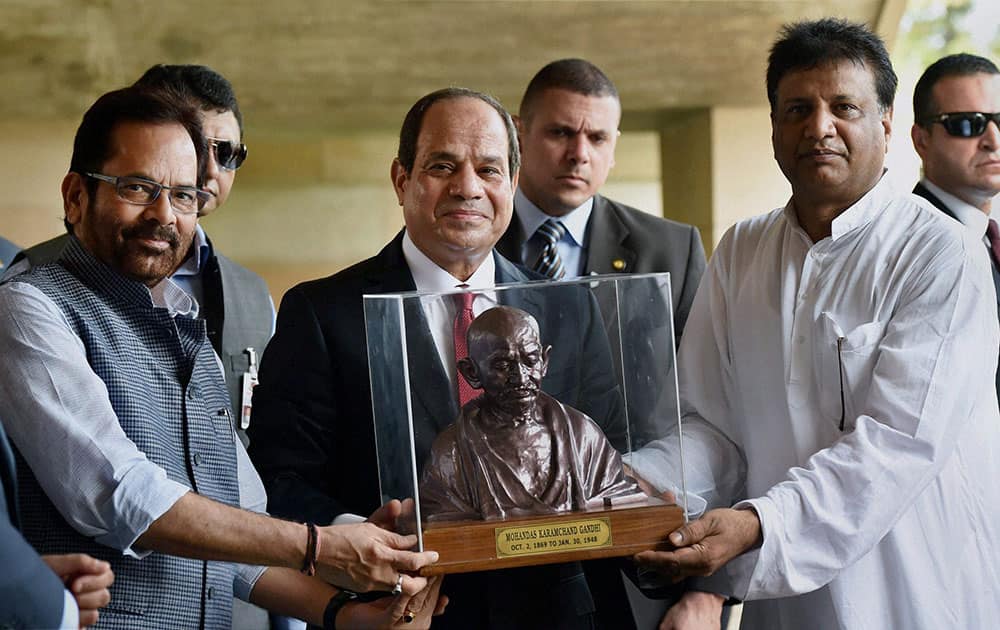 President of Egypt, Abdel Fattah el-Sisi receiving a memento after paying homage at Mahatma Gandhis memorial at Rajghat