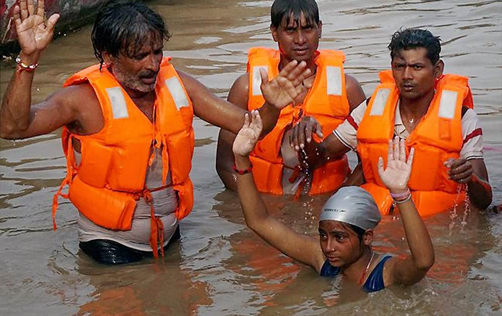 Swimmer Shardha Shukla (jalpari) arrives in Varanasi on Tuesday after swimming for 570 km from Kanpur