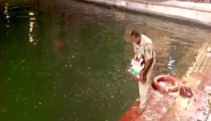 Shocking! Volunteer tries to drown policeman during Ganesh visarjan in Kalyan, Maharashtra – See Pics