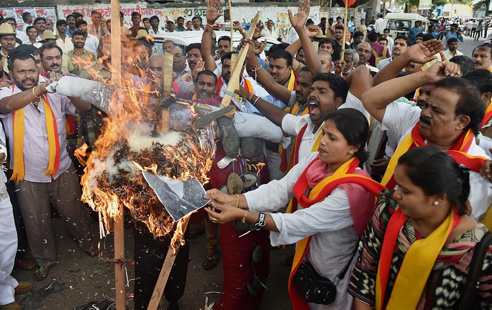 Kannada activists burn an effigy of Tamilandu Chief Minister Jayalalitha