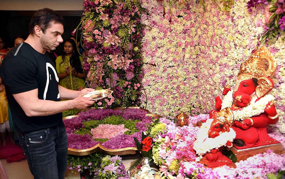 Sohail Khan offers prayers to Lord Ganesh during Ganesh Chaturthi festival