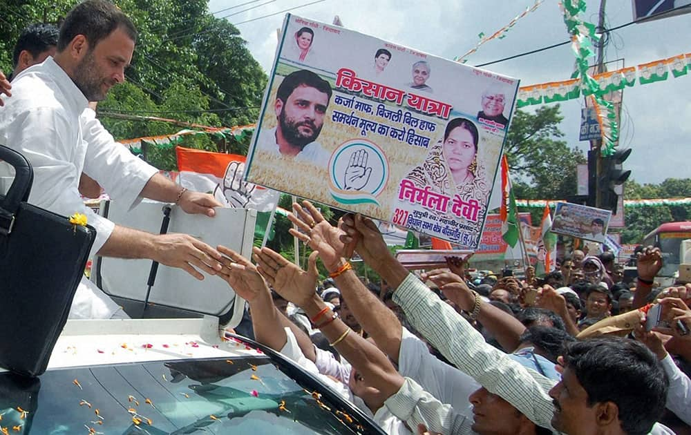 Congress Vice President Rahul Gandhi meeting supporters during his Kisan Yatra road show in Gorakhpur