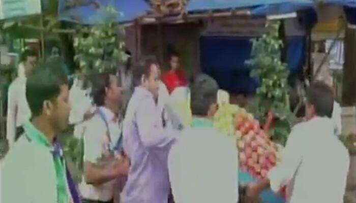 MNS activists&#039; goondaism continues, thrash fruit vendor in Mumbai; video goes viral – Watch