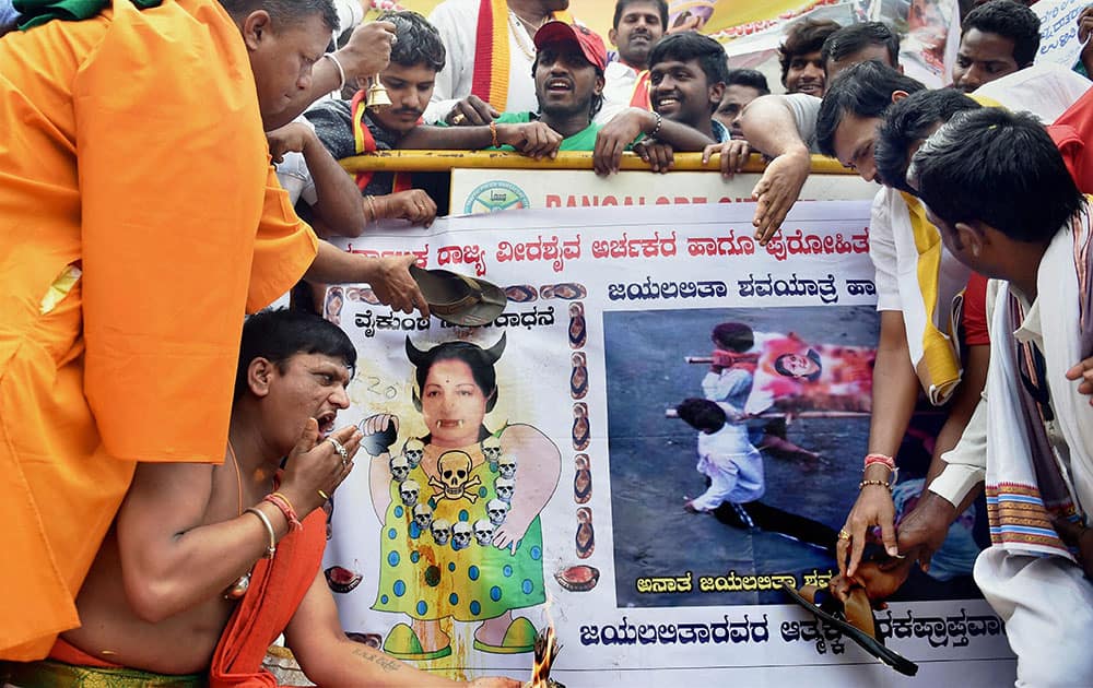 Pro Kannada organisation activists perform last rites of Tamilnadu CM J Jayalalitha