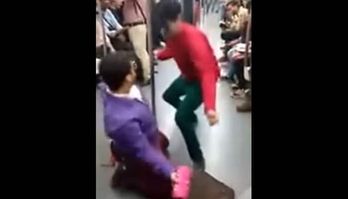 Hilarious! Two boys perform &#039;nagin&#039; dance in crowded Delhi Metro – Watch Viral Video