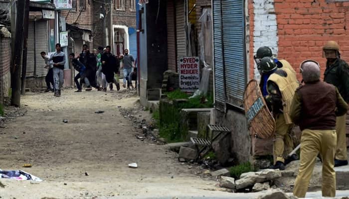 Fresh clashes erupt in J&amp;K&#039;s Pulwama; at least 62 injured