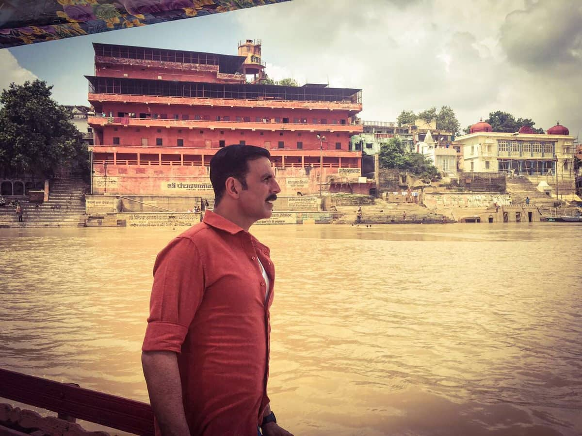 Taking a moment to admire the beauty around...of the holy Ganges, almost tempted to take a dip, what say? - Twitter@akshaykumar